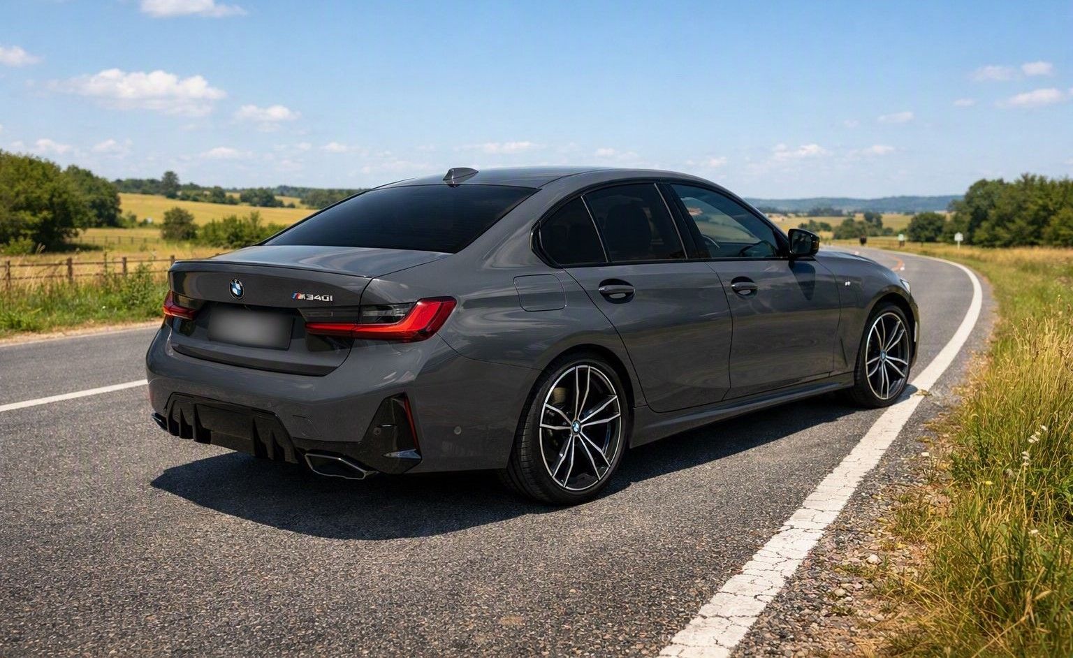 Grå BMW M340i på landevej — blog fra Andinas Køreskole i Aarhus