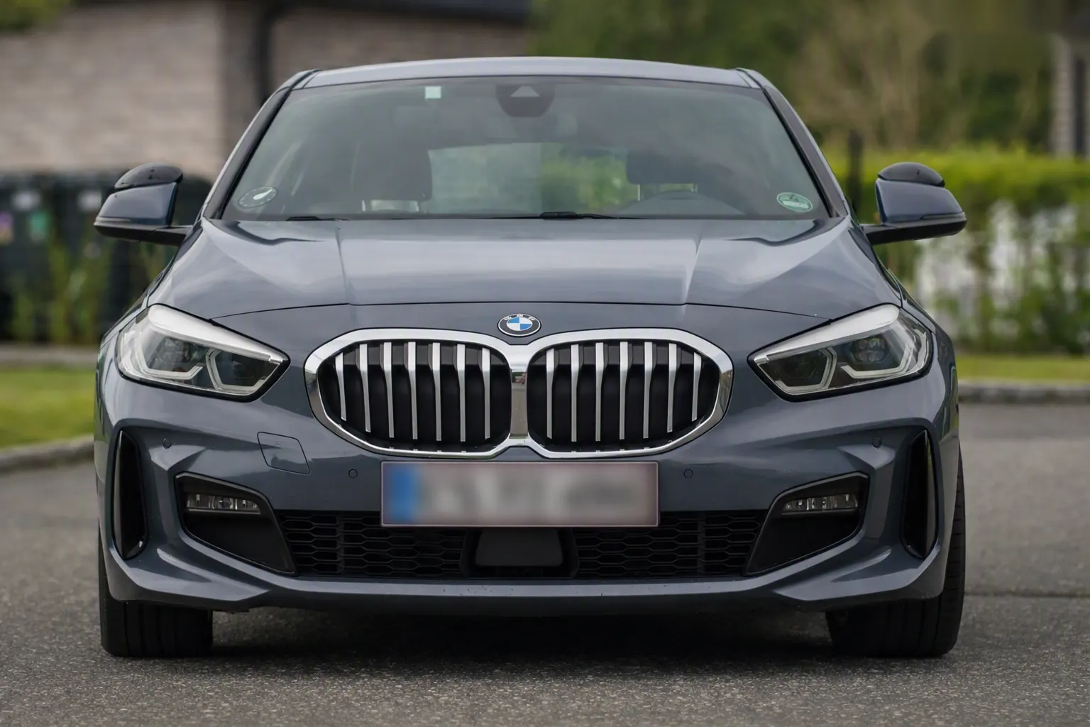 Andinas Køreskoles BMW 118d skolevogn i Aarhus set forfra