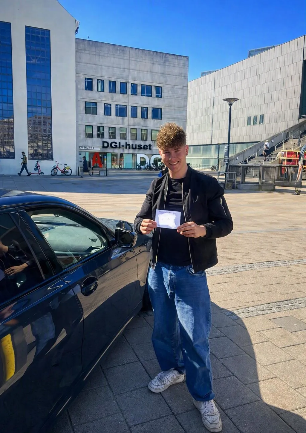 Elev der har bestået køreprøven foran DGI-huset i Aarhus